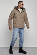 Оптом Куртка молодежная мужская зимняя с капюшоном коричневого цвета 8356K в Омске, фото 3