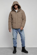 Оптом Куртка молодежная мужская зимняя с капюшоном коричневого цвета 8356K в Омске, фото 6
