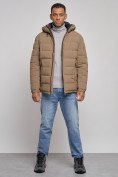 Оптом Куртка спортивная мужская зимняя с капюшоном коричневого цвета 8357K