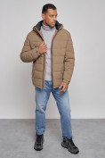 Оптом Куртка спортивная мужская зимняя с капюшоном коричневого цвета 8357K в Челябинске, фото 10