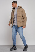 Оптом Куртка спортивная мужская зимняя с капюшоном коричневого цвета 8357K в Перми, фото 2