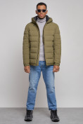 Оптом Куртка спортивная мужская зимняя с капюшоном цвета хаки 8357Kh