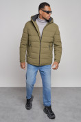 Оптом Куртка спортивная мужская зимняя с капюшоном цвета хаки 8357Kh в Новокузнецке, фото 10