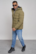 Оптом Куртка спортивная мужская зимняя с капюшоном цвета хаки 8357Kh в Санкт-Петербурге, фото 11