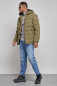 Оптом Куртка спортивная мужская зимняя с капюшоном цвета хаки 8357Kh в Баку, фото 2