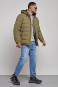 Оптом Куртка спортивная мужская зимняя с капюшоном цвета хаки 8357Kh в Ижевск, фото 3