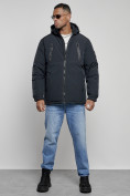 Оптом Куртка спортивная мужская зимняя с капюшоном темно-синего цвета 8360TS в Воронеже