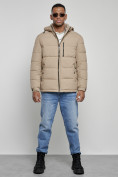 Оптом Куртка спортивная мужская зимняя с капюшоном бежевого цвета 8362B в Барнауле