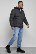 Оптом Куртка спортивная мужская зимняя с капюшоном черного цвета 8362Ch в Казани, фото 3