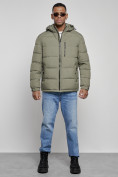 Оптом Куртка спортивная мужская зимняя с капюшоном цвета хаки 8362Kh в Челябинске