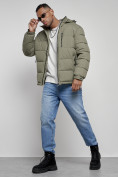 Оптом Куртка спортивная мужская зимняя с капюшоном цвета хаки 8362Kh в Волгоградке, фото 17