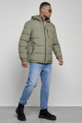 Оптом Куртка спортивная мужская зимняя с капюшоном цвета хаки 8362Kh в Воронеже, фото 3