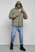 Оптом Куртка спортивная мужская зимняя с капюшоном цвета хаки 8362Kh в Воронеже, фото 6