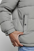 Оптом Куртка спортивная мужская зимняя с капюшоном серого цвета 8362Sr в  Красноярске, фото 13