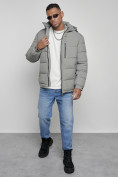 Оптом Куртка спортивная мужская зимняя с капюшоном серого цвета 8362Sr в Казани, фото 15
