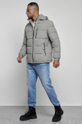 Оптом Куртка спортивная мужская зимняя с капюшоном серого цвета 8362Sr в  Красноярске, фото 2