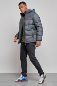Оптом Куртка мужская зимняя с капюшоном спортивная великан серого цвета 8377Sr в Оренбурге, фото 2