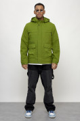Оптом Куртка спортивная мужская весенняя с капюшоном зеленого цвета 88028Z в Казани