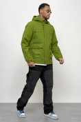 Оптом Куртка спортивная мужская весенняя с капюшоном зеленого цвета 88028Z в Казани, фото 3