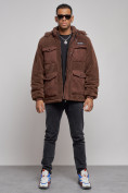 Оптом Плюшевая куртка мужская с капюшоном молодежная коричневого цвета 88636K в Сочи
