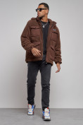 Оптом Плюшевая куртка мужская с капюшоном молодежная коричневого цвета 88636K, фото 11