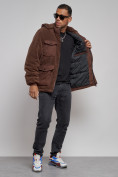 Оптом Плюшевая куртка мужская с капюшоном молодежная коричневого цвета 88636K в Челябинске, фото 12