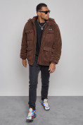 Оптом Плюшевая куртка мужская с капюшоном молодежная коричневого цвета 88636K в Сочи, фото 9