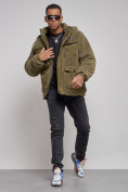 Оптом Плюшевая куртка мужская с капюшоном молодежная цвета хаки 88636Kh в Сочи, фото 12
