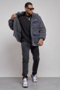 Оптом Плюшевая куртка мужская с капюшоном молодежная серого цвета 88636Sr в Казани, фото 12