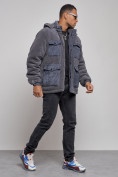 Оптом Плюшевая куртка мужская с капюшоном молодежная серого цвета 88636Sr в Екатеринбурге, фото 3