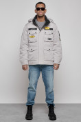 Оптом Куртка мужская зимняя с капюшоном молодежная серого цвета 88905Sr в Екатеринбурге