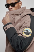 Оптом Куртка мужская зимняя с капюшоном молодежная коричневого цвета 88906K в Екатеринбурге, фото 17
