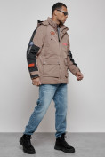 Оптом Куртка мужская зимняя с капюшоном молодежная коричневого цвета 88906K в Екатеринбурге, фото 3