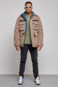 Оптом Куртка мужская зимняя с капюшоном молодежная коричневого цвета 88911K в Волгоградке