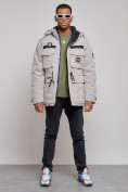 Оптом Куртка мужская зимняя с капюшоном молодежная серого цвета 88911Sr в Перми, фото 6
