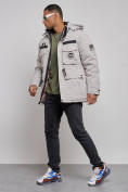 Оптом Куртка мужская зимняя с капюшоном молодежная серого цвета 88911Sr в Волгоградке, фото 7