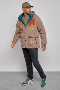Оптом Куртка мужская зимняя с капюшоном молодежная коричневого цвета 88915K в Новосибирске, фото 10