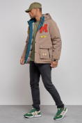 Оптом Куртка мужская зимняя с капюшоном молодежная коричневого цвета 88915K в Омске, фото 2