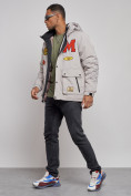 Оптом Куртка мужская зимняя с капюшоном молодежная серого цвета 88915Sr в Перми, фото 2