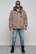 Оптом Куртка мужская зимняя с капюшоном молодежная коричневого цвета 88917K в Екатеринбурге
