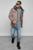 Оптом Куртка мужская зимняя с капюшоном молодежная коричневого цвета 88917K в Екатеринбурге, фото 15