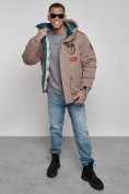 Оптом Куртка мужская зимняя с капюшоном молодежная коричневого цвета 88917K в Екатеринбурге, фото 16