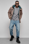 Оптом Куртка мужская зимняя с капюшоном молодежная коричневого цвета 88917K в Екатеринбурге, фото 18