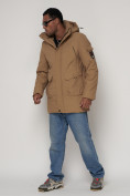 Оптом Парка спортивная зимняя мужская с капюшоном   бежевого цвета 90015B в Казани, фото 2