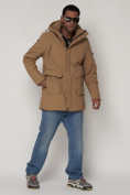 Оптом Парка спортивная зимняя мужская с капюшоном   бежевого цвета 90015B в Казани, фото 3