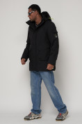 Оптом Парка спортивная зимняя мужская с капюшоном   черного цвета 90015Ch в Казани, фото 2