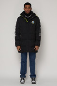 Оптом Спортивная молодежная куртка удлиненная мужская черного цвета 9005Ch в Казани