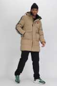 Оптом Спортивная молодежная куртка удлиненная мужская бежевого цвета 9009B в Казани, фото 22