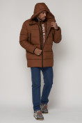 Оптом Спортивная молодежная куртка удлиненная мужская коричневого цвета 93686K в Казани