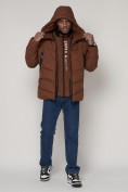 Оптом Спортивная молодежная куртка мужская коричневого цвета 93691K в Казани